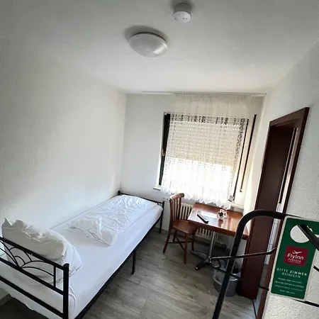 Flyinn-pension Airport-messe Πανσιόν *